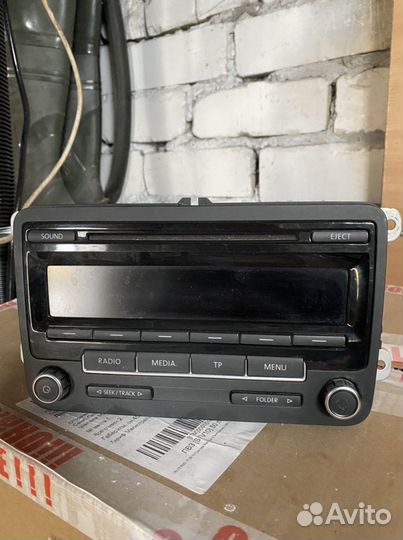 Продаю штатную магнитолу на volkswagen tiguan