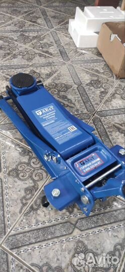 Домкрат подкатной низкий 3т 2-насосный AE&T