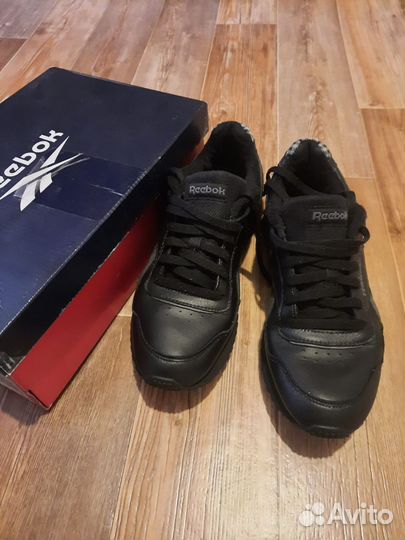 Продам мужские демисезонные кросовки Reebok