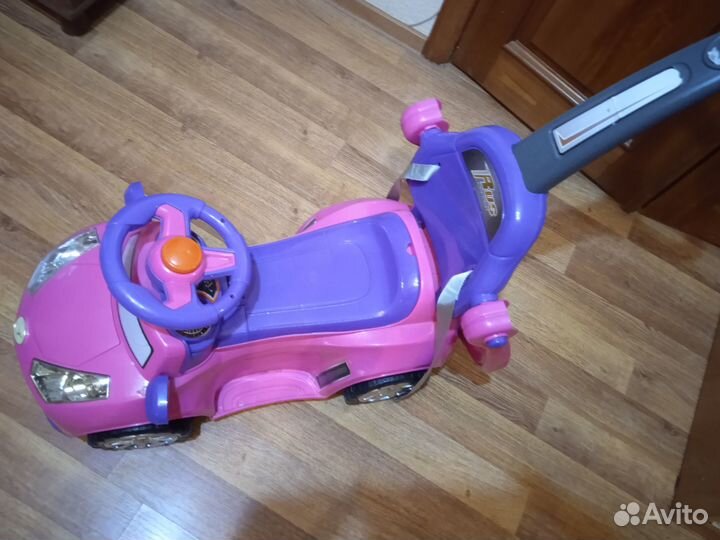 Детская машина каталка с ручкой