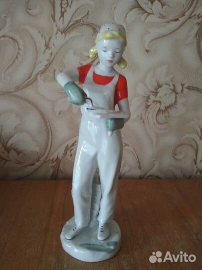 Старинные фарфоровые статуэтки