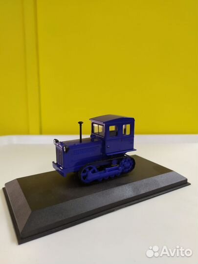 Модель трактора в масштабе 1 43.цена за модель