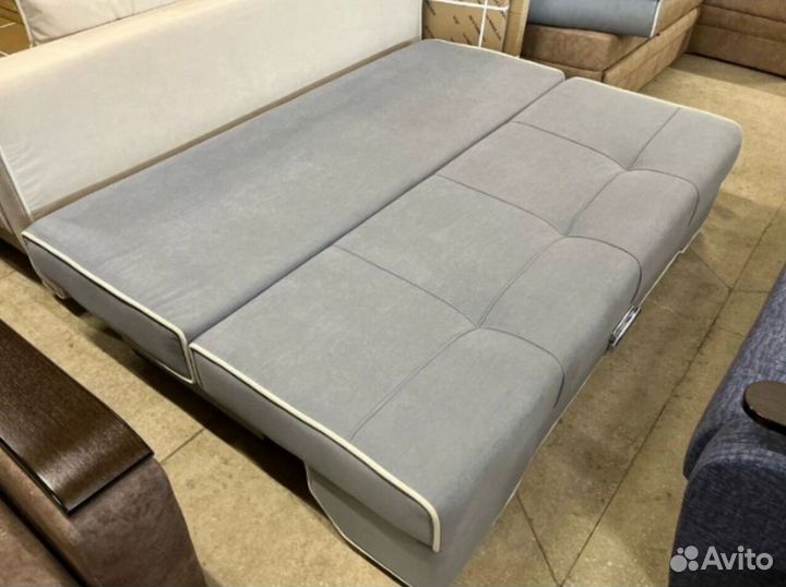 Раскладной диван с мягкими подушками