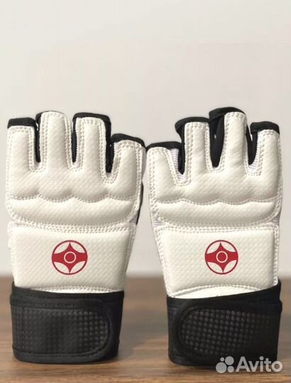 Шлем, перчатки, защита на ноги для каратэ