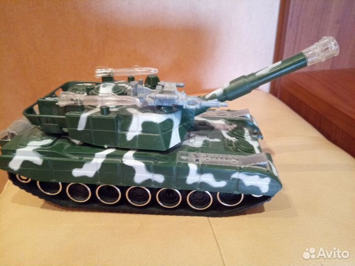 Танк со звуковыми и световыми эффектами