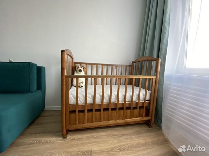 Детская кроватка с поперечным маятником
