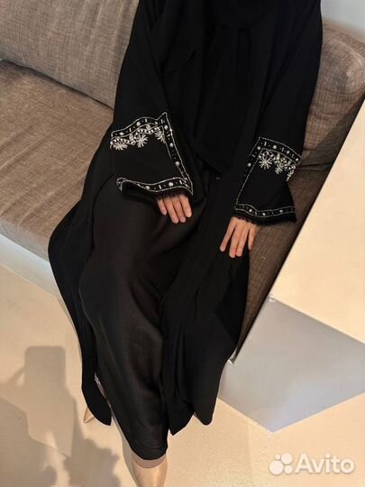 Абая с красивой вышивкой на рукавах