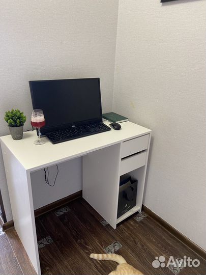 Компьютерный стол белый с ящиками