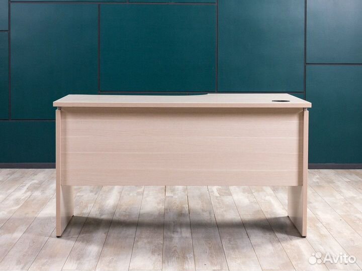 Угловой стол для персонала