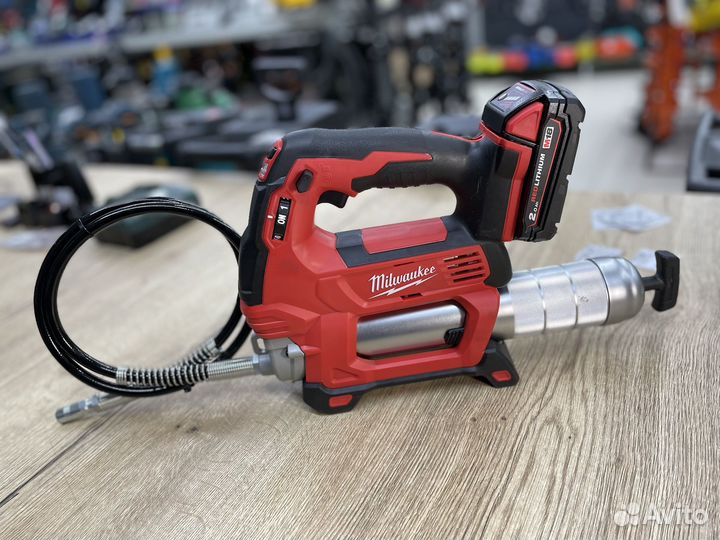 Шприц для смазки аккумуляторный 18В milwaukee