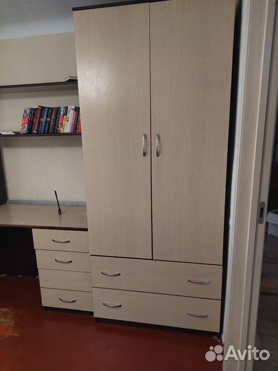 Компьютерный стол и шкаф
