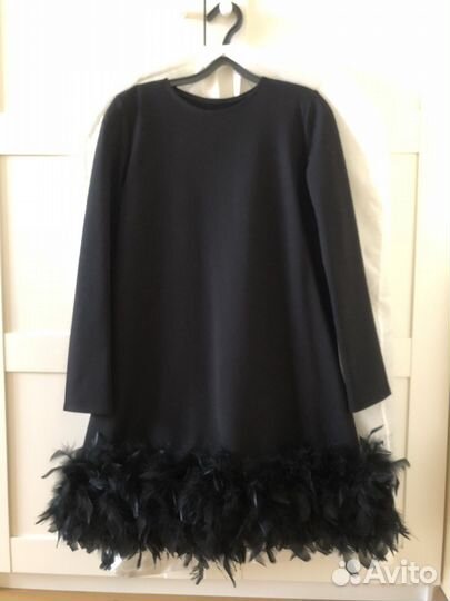 Платье черное с перьями