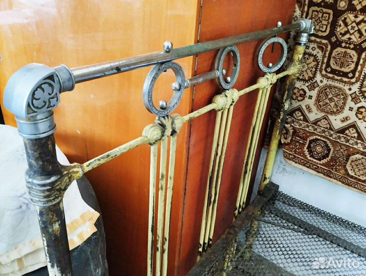 Кровать старинная металлическая и ковер
