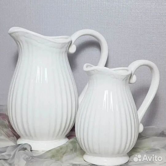 Ваза в виде кувшина, покрытая керамической глазурь