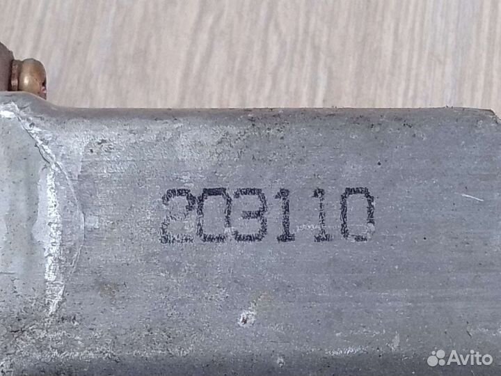 Задний правый стеклоподъемник mitsubishi cedia