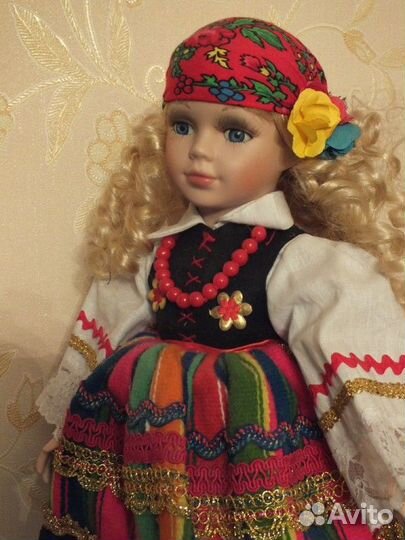 Фарфоровые куклы в национальных костюмах