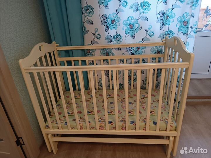 Кроватка детская с маятником