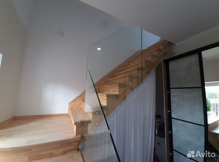Лестница металлическая с ограждениями из стекла