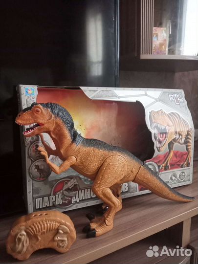 Динозавр на пульте Управления, большой