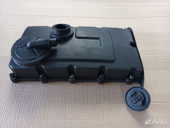 Клапанная крышка Пассат Б6 Гольф 5 Туран 2.0 TDI