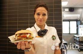 Сотрудник ночной смены в фастфуд