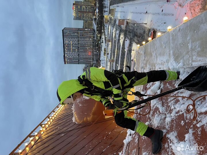 Очистка кровли от снега, альпинистами, уборка крыш