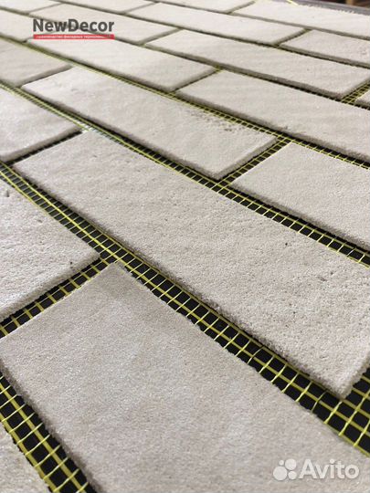 Гибкий кирпич на сетке с пленкой