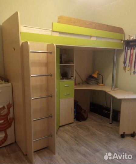 Детская кровать со столом и шкафом