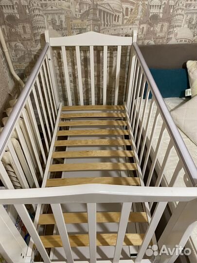 Детская кроватка с продольным маятником