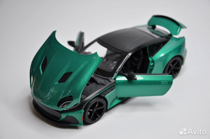 Модель автомобиля Aston Martin DBS металл