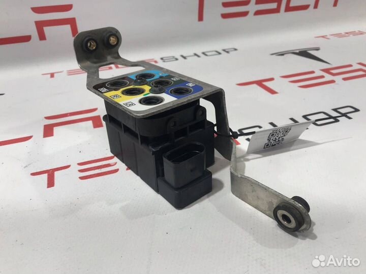 Блок клапанов пневмоподвески Tesla Model S 2015