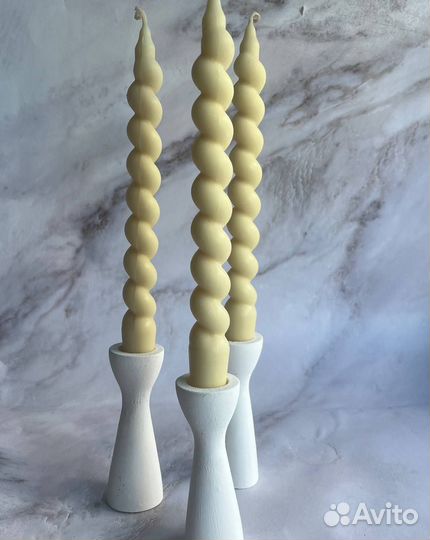 Столовые свечи из пчелиного воска с подсвечником