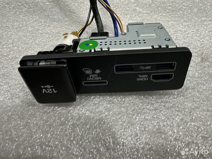 Блок интерфейсов AUX / USB Range Rover Velar L560