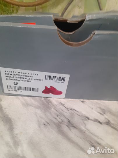 Продам кроссовки женские