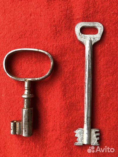 Ключи: старинный от сундука, винтаж от двери