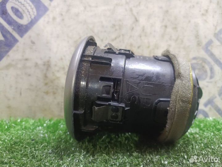 Дефлектор воздушный передний правый Nissan Note