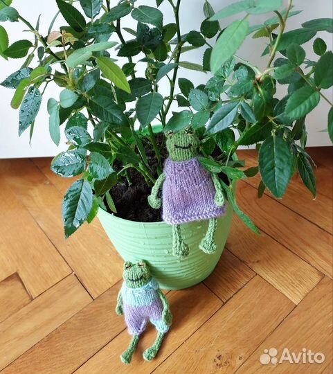 Вязаная лягушка ручная работа