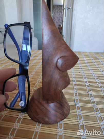 Подставка под очки. нос