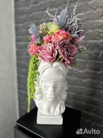 Искусственные цветы в кашпо