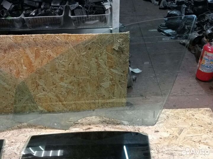 Стекло двери Skoda Octavia A5