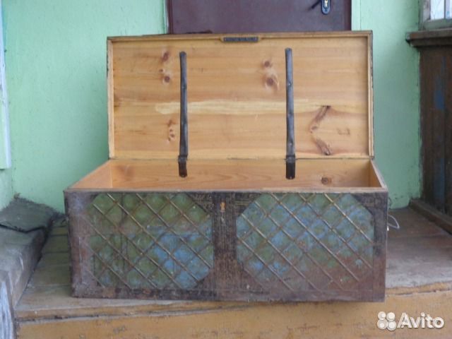 Сундук старинный