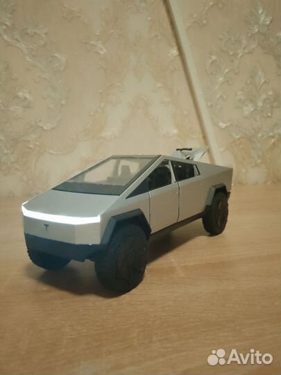 Игрушечная машина Tesla Cybertruck