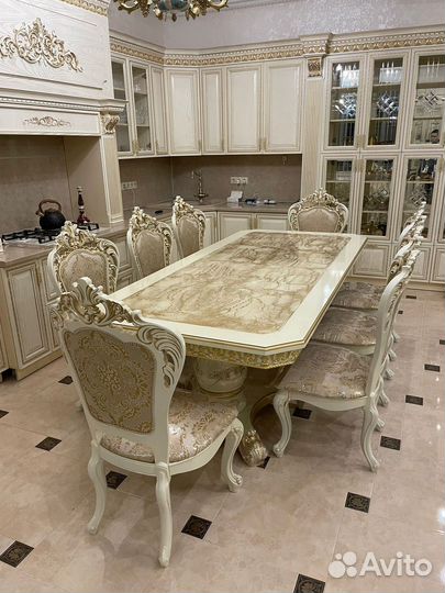 В наличии стол