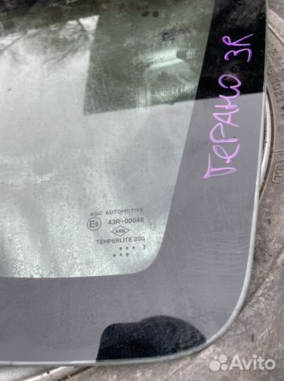 Стекло кузовное глухое правое Nissan Terrano