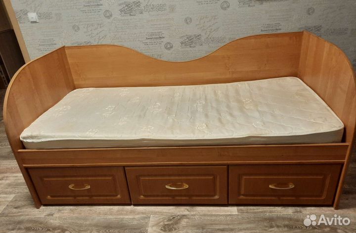 Кровать с матрасом