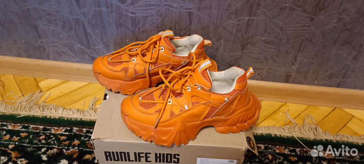 Кроссовки женские