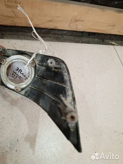 Рамка передней противотуманной фары правой Chevro