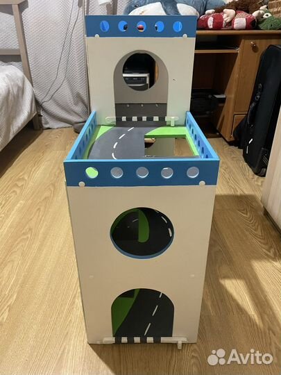 Игрушечная парковка для машинок