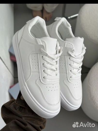 Кроссовки женские