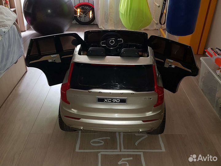 Электромобиль Volvo xc90